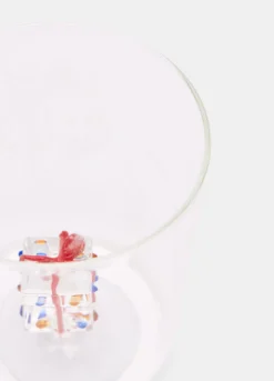 Bicchiere in vetro con pacchetto regalo