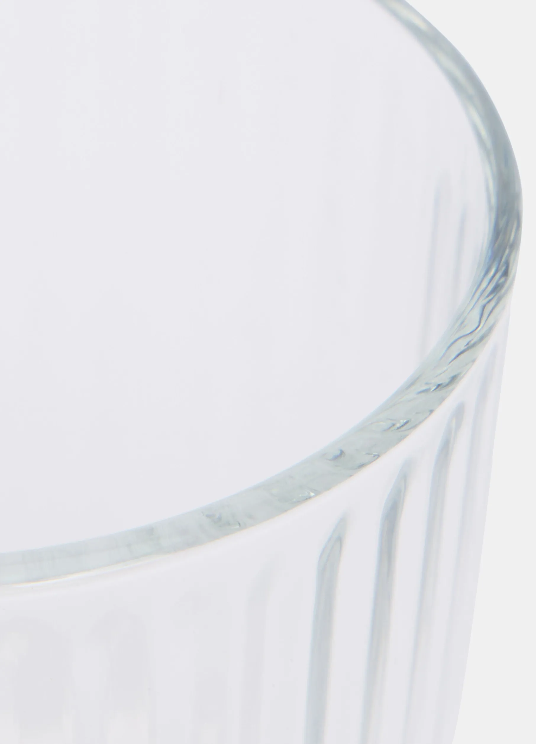 Bicchiere in vetro con scanalature