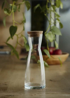 Caraffa di vetro con tappo in sughero