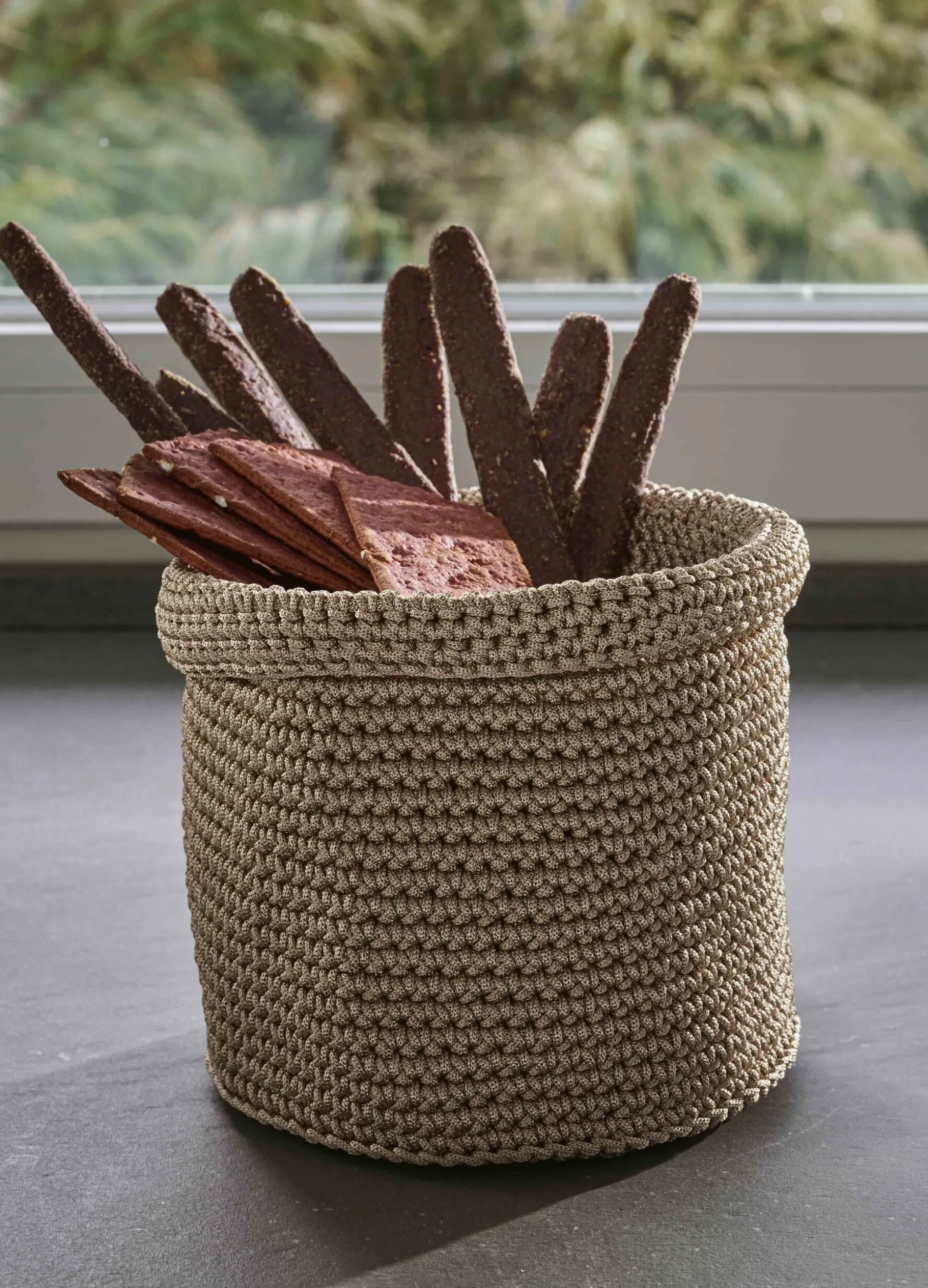 Cesto portaoggetti in tessuto intrecciato