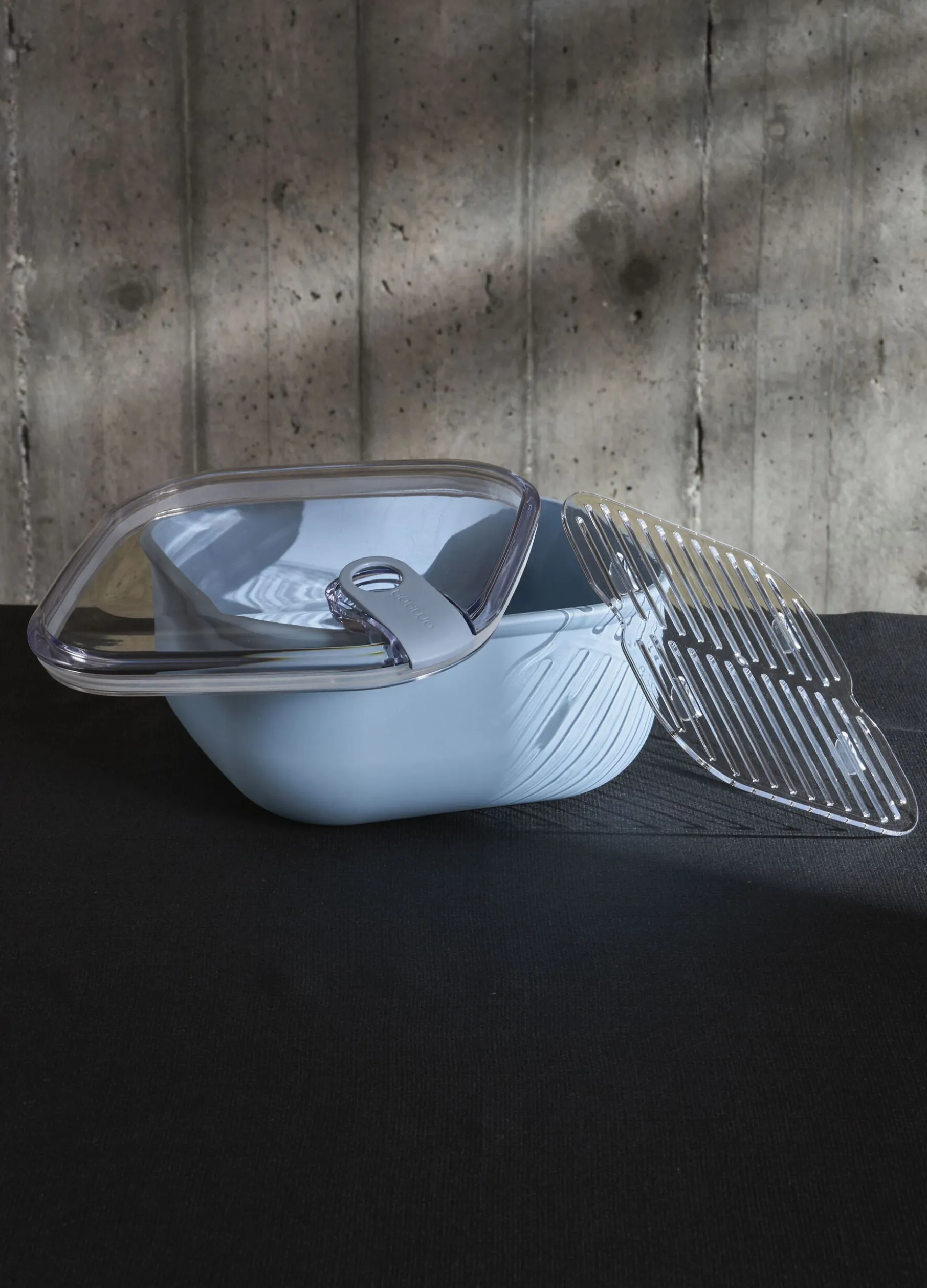 Contenitore per alimenti con doppio coperchio