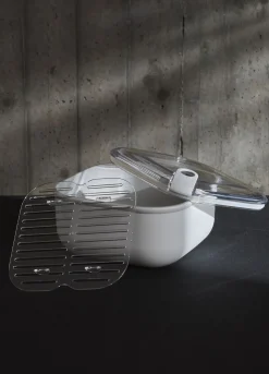 Contenitore per alimenti con doppio coperchio