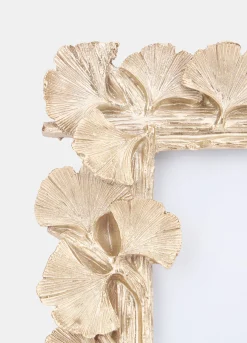 Cornice dorata con foglie di ginkgo
