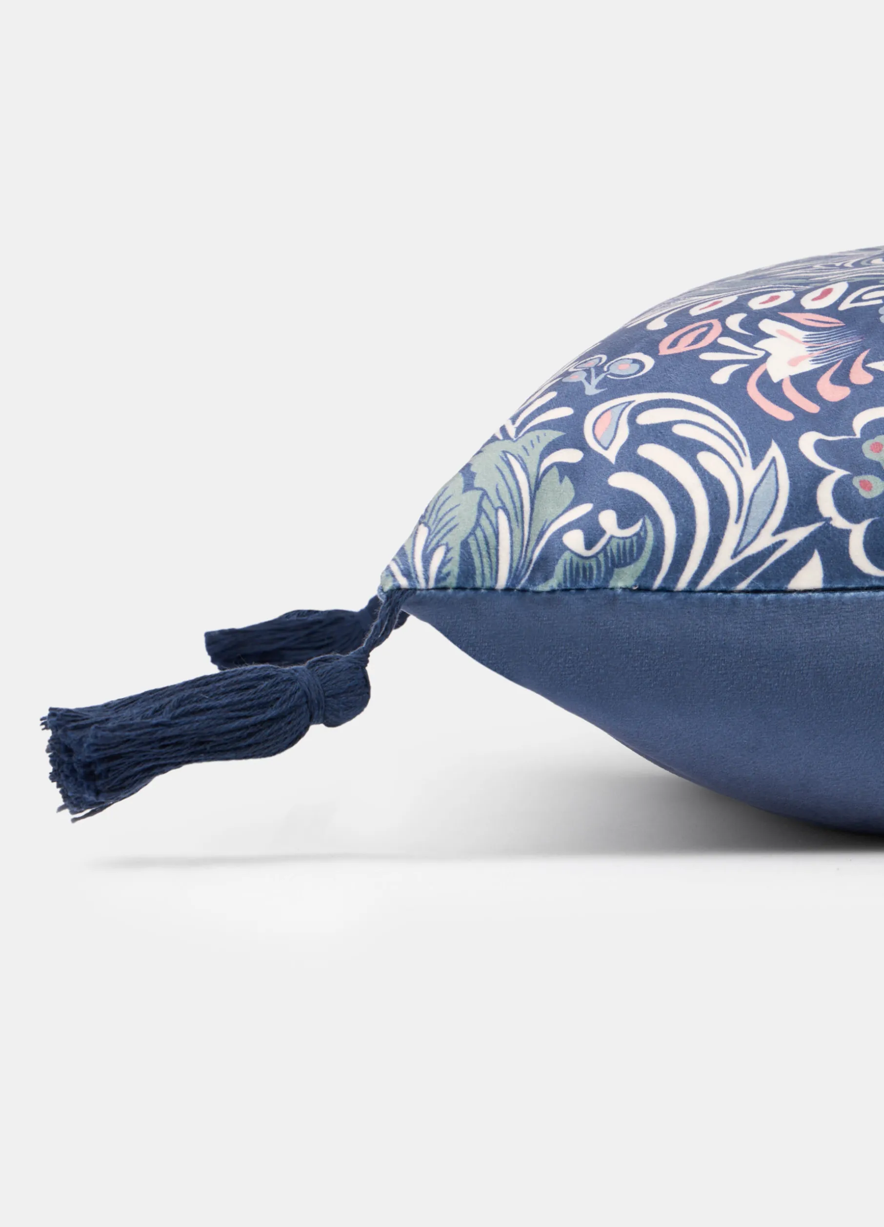 Cuscino quadrato con nappe