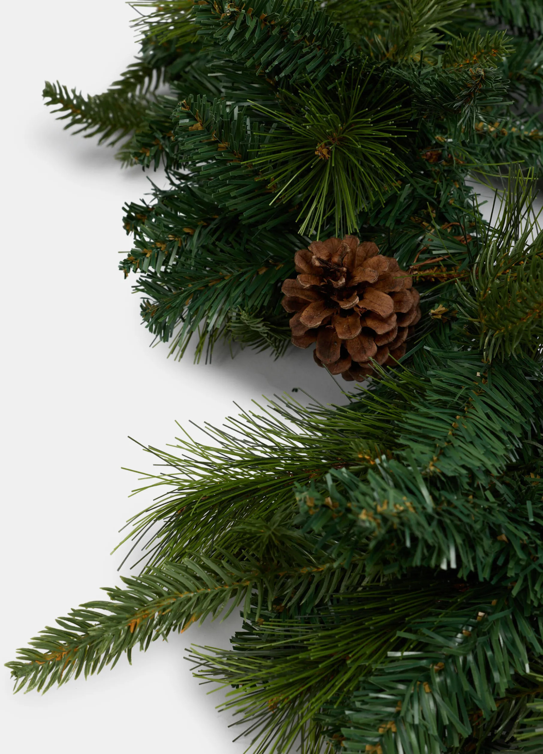 Festone di Natale con rami e pigne