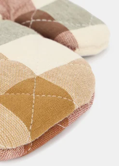 Guanto da forno a quadri trapuntato