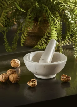 Mortaio e pestello in marmo