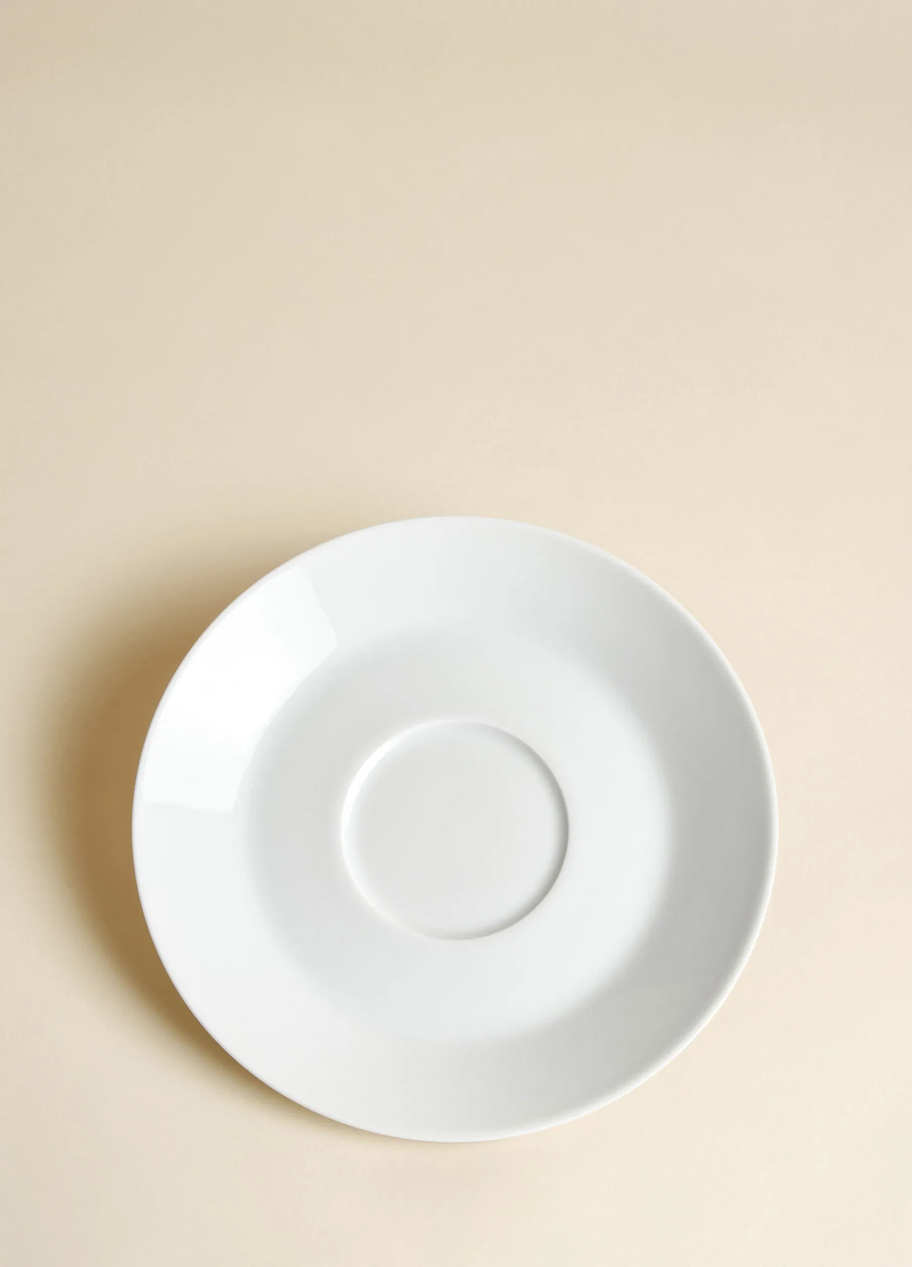 Piatto piano Ambiente in porcellana