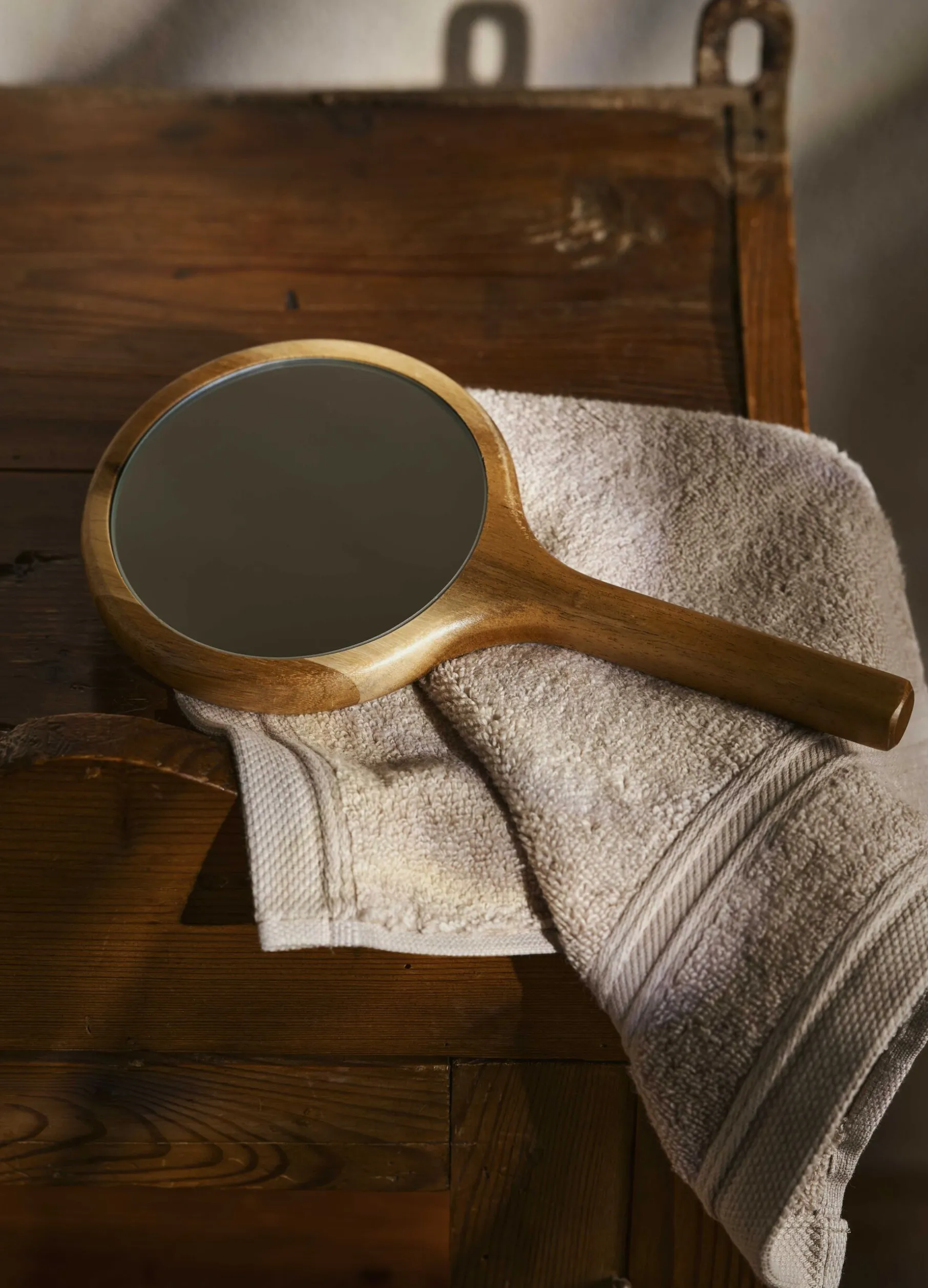 Specchio con manico in legno di acacia