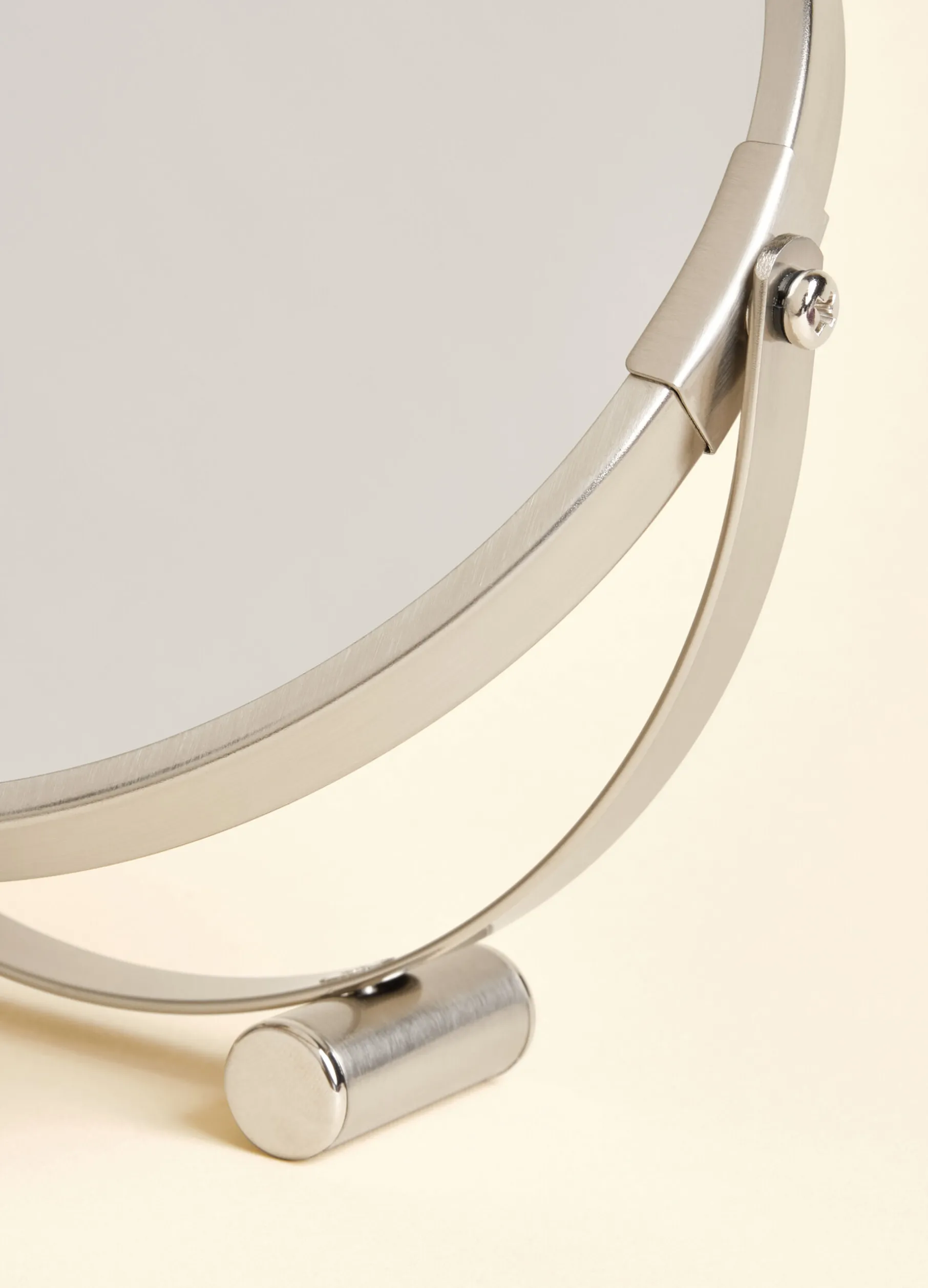 Specchio da tavolo con bordi in acciaio